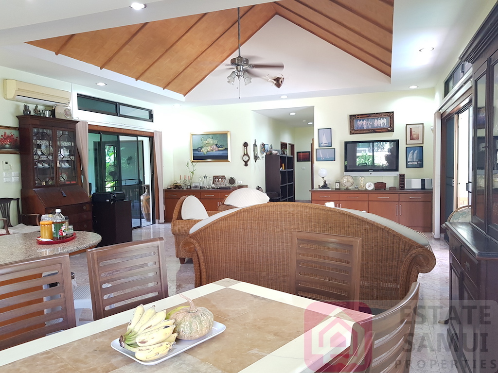 living area with vaulted ceiling