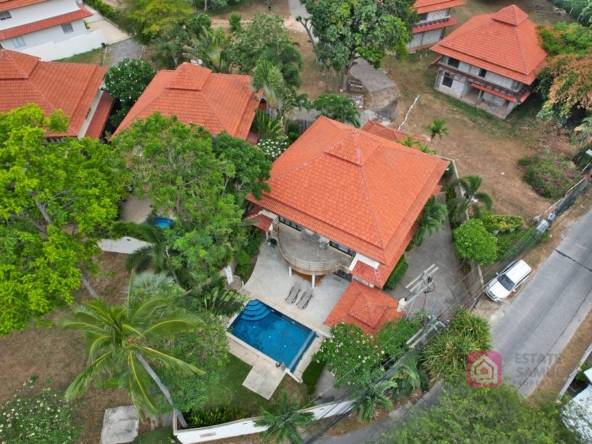 villa with beach access for sale