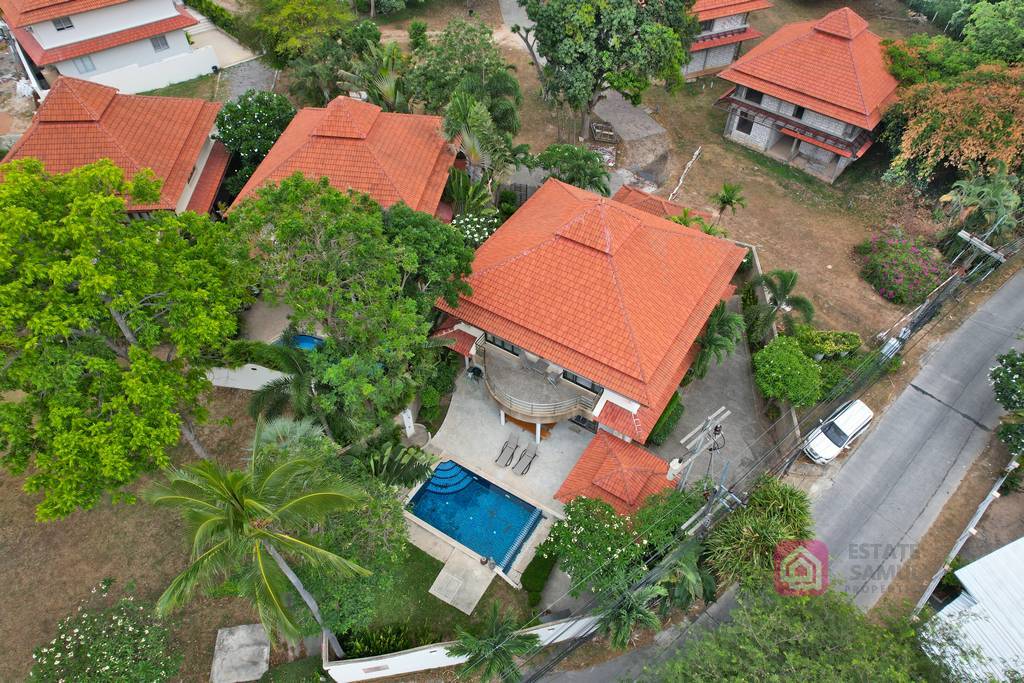villa with beach access for sale