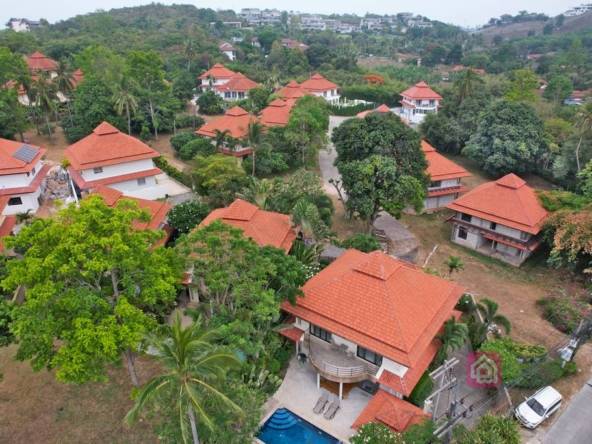 villa with beach access for sale
