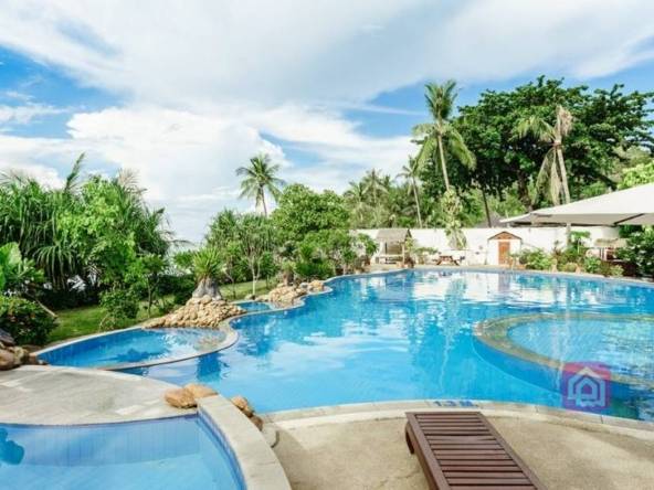 villa with beach access for sale