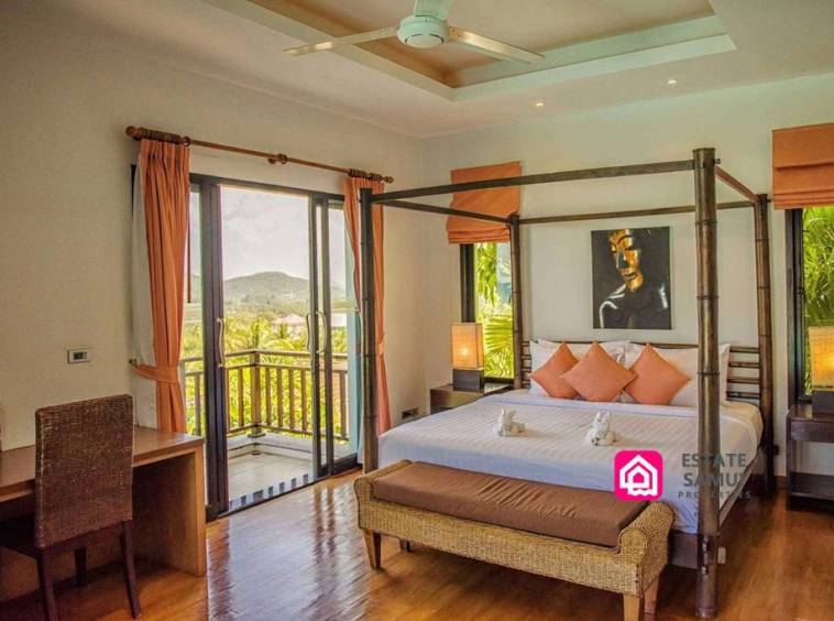bedroom with sea view balcony