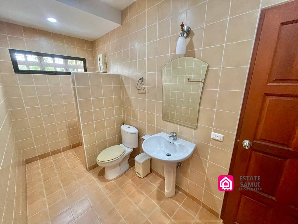 bathroom shared by 2 guest bedrooms