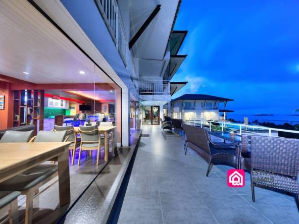 pool-side cafe