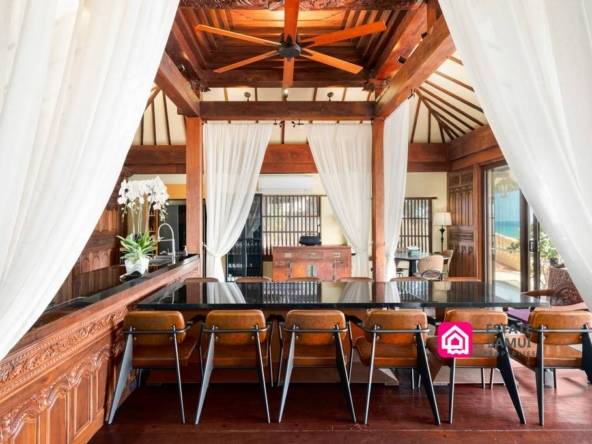 Expansive Beach Front Villa