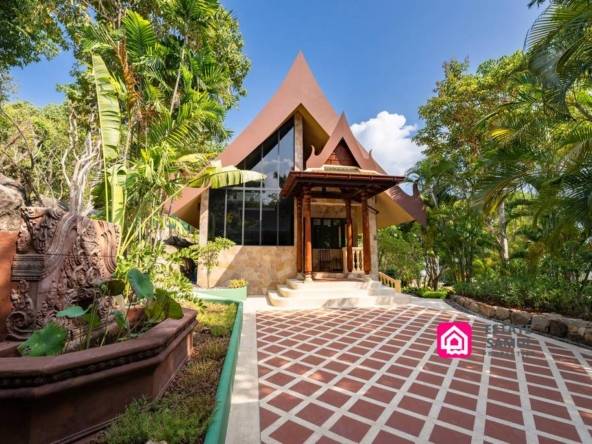 Expansive Beach Front Villa