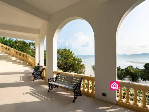 Expansive Beach Front Villa