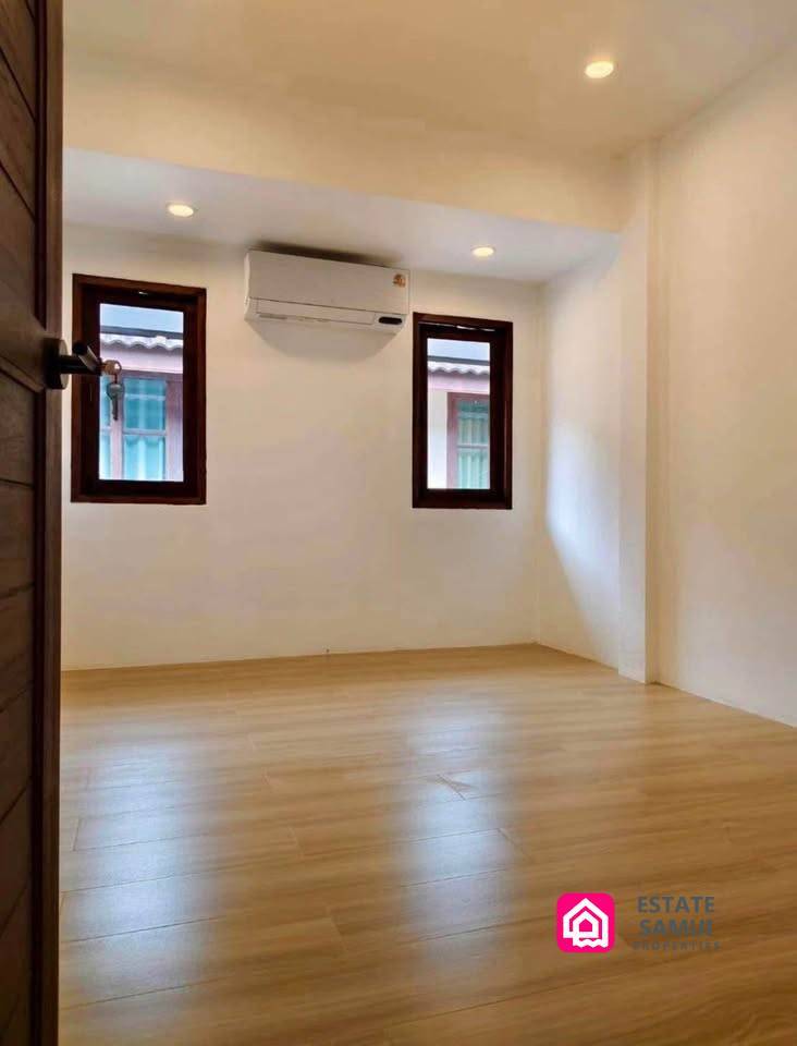refurbished lipa noi townhouse
