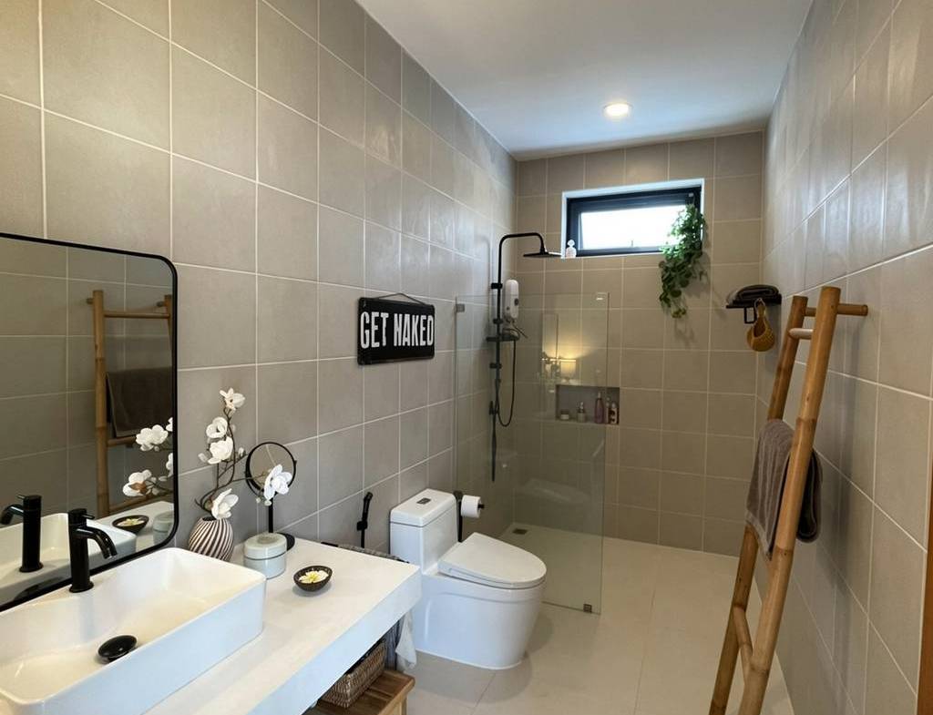Bathroom with double basin, toilet and walk-in shower